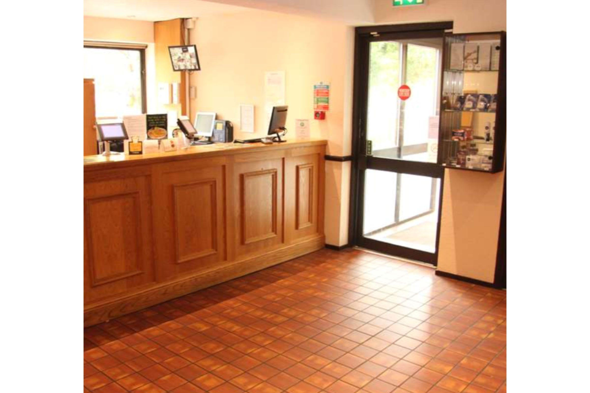 Hotel Campanile Milton Keynes - Fenny Stratford Exterior foto