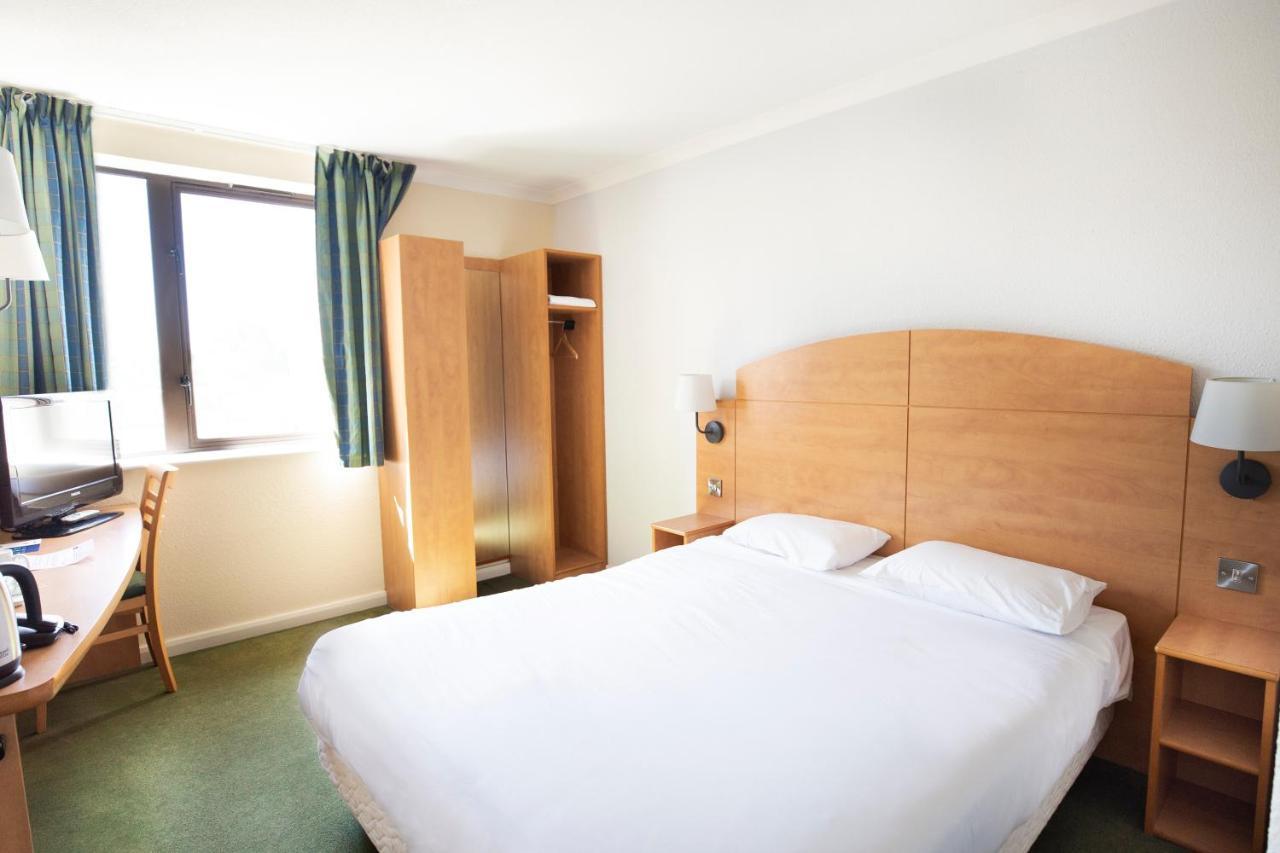 Hotel Campanile Milton Keynes - Fenny Stratford Exterior foto